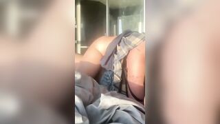 Em nứng quá nhún mà không thèm cởi đồ