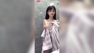 Idol Mai Linh vú to bán quạt