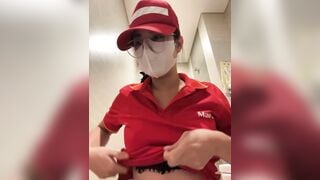 Nhân viên Winmart Loli mình dây, Lồn ko lông Vào WC Móc Lồn Bóp vú thủ dâm