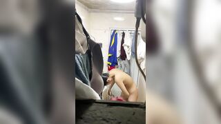 Quay lén em gái hàng xóm tắm bé nó 17+ thôi đó