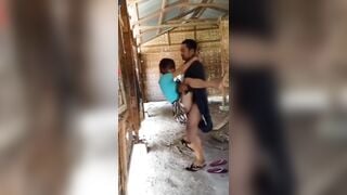 Thằng cha dưỡng với nhỏ con gái 2k10 lén mẹ đi đụ nhau lén lút ở ngôi nhà hoang.