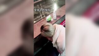 lôi con chó bạn thân ra quảng trường, công khai chỉ huy nó quỳ xuống liếm giày