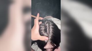 " Đừng nhấn đầu em nữa - sâu đến tận cổ họng em rồi"