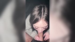 " Đừng nhấn đầu em nữa - sâu đến tận cổ họng em rồi"