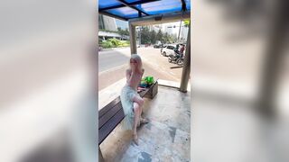Em loli chơi toy ngay trạm bus
