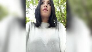 Gái xinh dâm ra công viên khoe vú đẹp