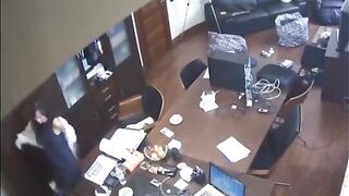 Check camera thấy sếp đè đụ em thực tập sinh tại phòng làm việc