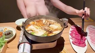 Rủ em đi ăn lẩu mà bắt em cởi áo mới cho ăn
