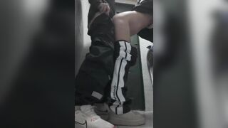 Lâu ngày không gặp em họ lôi nó vô toilet doggy