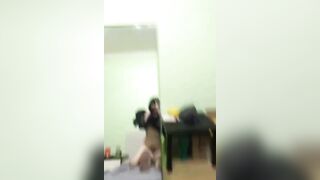 Đang ngủ thấy nhỏ em họ tuột quần nhúng còn quay phim lại