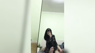 Đang ngủ thấy nhỏ em họ tuột quần nhúng còn quay phim lại