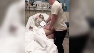 Hồi hộp chơi em bệnh nhân đang nằm viện