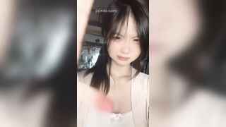 gái xinh lẳng lơ ngực bự, tóc hai bím, thân hình hơi mũm mĩm, trần truồng, dạng chân