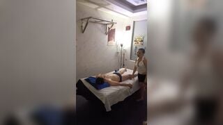 Chị nhân viên masage quay lén khách , sục cặc cho anh khách nứng cặc