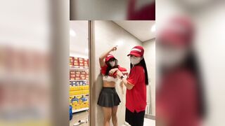 Hai em nhân viên cửa hàng win chốn nhau chơi les