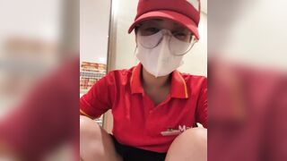 Nhân viên bán tạp hoá thủ vú to lồn múp móc lỗ đít kích thích phần 1