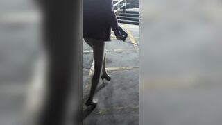 Dâm nữ khỏa thân đi ATM rút tiền