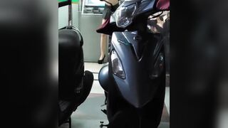 Quay lén em teen váy ngắn lộ cả quần lọt khe