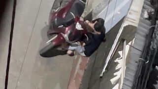 Đôi trai gái làm tình public giữa đường