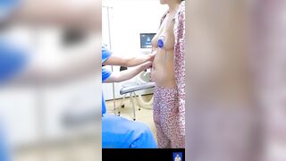 Bác sĩ Lợi dụng để nắn bóp vú bệnh nhân vú to