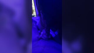 Em đeo kinh đá lưỡi vô cùng chuyên nghiệp