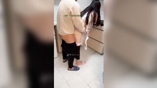 vợ đội nón xanh vẫn đang nấu cơm, ngay trước mặt chồng trực tiếp bước vào bếp
