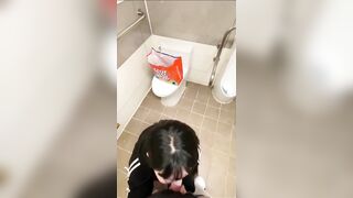 Chưa kịp đi đái anh họ đã bắt bú cu trong toilet