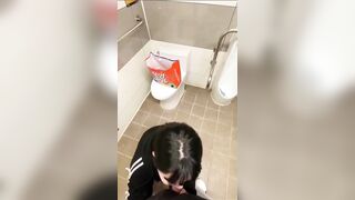 Chưa kịp đi đái anh họ đã bắt bú cu trong toilet