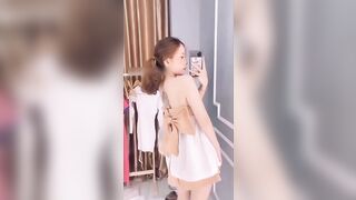 Chở nhỏ bạn thân đi shopping em tự cho địt không bao