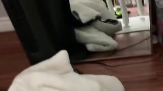 Bị anh họ tuột quần doggy trước gương phòng khách