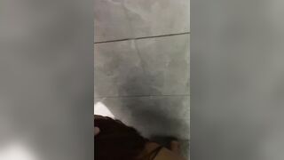 Đang tắm thì anh họ xông vô bắt bú cu rồi còn doggy