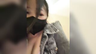 Gái dâm chubby vú to lồn múp thủ dâm trong nhà vệ sinh thấy cả phòng bên đang đái p3