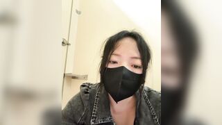 Gái dâm chubby vú to lồn múp thủ dâm trong nhà vệ sinh thấy cả phòng bên đang đái p3