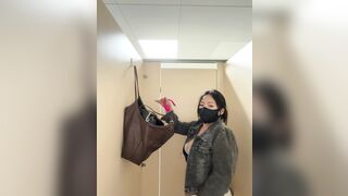 Gái dâm chubby vú to lồn múp thủ dâm trong nhà vệ sinh thấy cả phòng bên đang đái p3