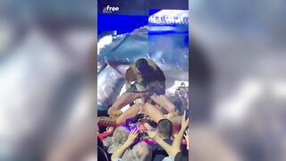Diễn thời trang gì mak đè nhau địt trên sân khấu z :>>