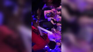 Idol đi giao lưu vén cả quần lót cho xem thì fan chả cứng hết cả chim lên :3