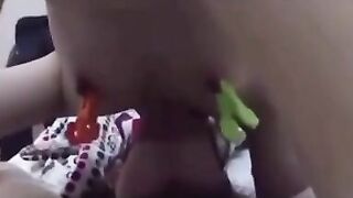 Bị dượng dùng kẹp kẹp lồn tới vú em gái mới lớn