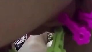 Bị dượng dùng kẹp kẹp lồn tới vú em gái mới lớn