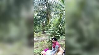 RỦ BÀ CHỊ CÔNG NHÂN PULIC NGOẠI TÌNH NGOÀI VƯỜN CÂY