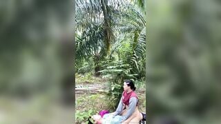 RỦ BÀ CHỊ CÔNG NHÂN PULIC NGOẠI TÌNH NGOÀI VƯỜN CÂY