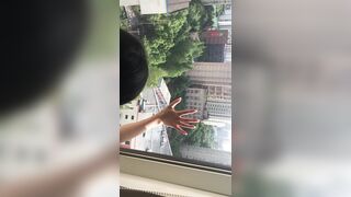 Vừa đụ doggy em loli bên cửa sổ vừa nhìn xuống dưới xem người đi đường cực phê