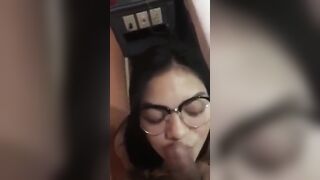 Mấy e đeo kính thường rất dâm luôn,xem ẻm thấy con cặc bự a vả vào mặt mà tươi ch kìa