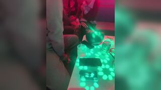 Vào karaoke livetream gạ đụ tập thể các em nhân viên xinh dâm trg quán #1