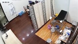 Ba là bác sĩ đụ luôn bệnh nhân tại phòng khám