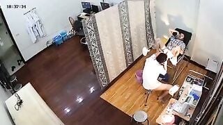 Ba là bác sĩ đụ luôn bệnh nhân tại phòng khám