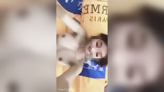 Anh thích kẹp vào vú em rồi nhấp