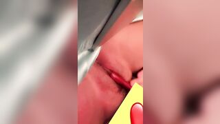 Bướm non thủ dâm móc lồn 2