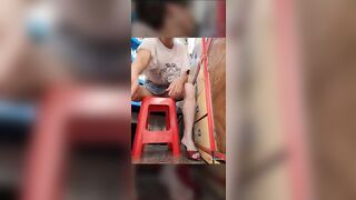 Cô gái vừa nhét sextoi vào lồn vừa bán thuốc