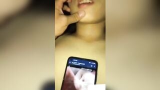 Vừa tâm sự vừa sờ vú nhỏ bạn thân dâm