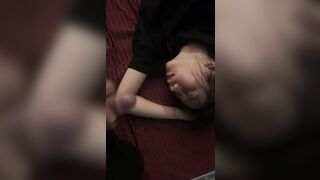 Đập lọ bắn tinh trước mặt chị họ lúc bả đang ngủ say
